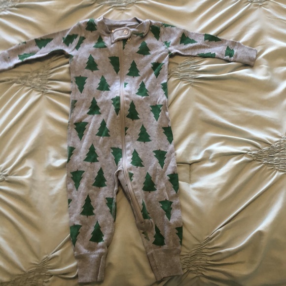 Bundle- two different styles 6-12 month jammies - Picture 4 of 7